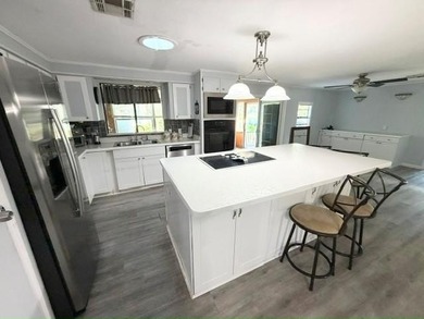 Bright, spacious TURN KEY, stucco home with a versatile layout & - photo 7