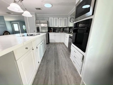Bright, spacious TURN KEY, stucco home with a versatile layout & - photo 9