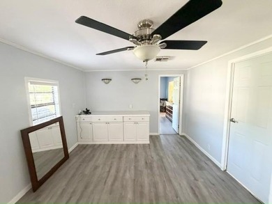 Bright, spacious TURN KEY, stucco home with a versatile layout & - photo 10