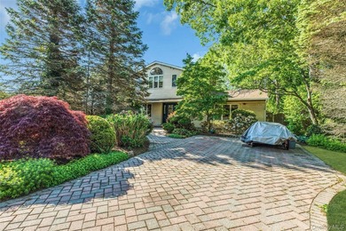 Custom 3 bedroom, 1.5 bath Colonial in the heart of Sayville! - photo 1