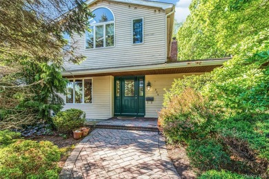 Custom 3 bedroom, 1.5 bath Colonial in the heart of Sayville! - photo 3