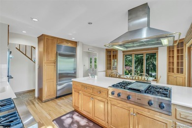 Custom 3 bedroom, 1.5 bath Colonial in the heart of Sayville! - photo 9
