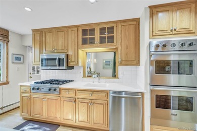 Custom 3 bedroom, 1.5 bath Colonial in the heart of Sayville! - photo 10