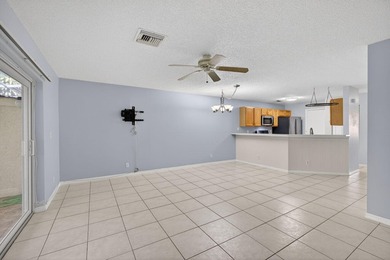 Beautifully updated coastal living just minutes from the ocean - photo 8