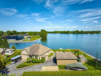 Lake Home For Sale in Saint-Paul-de-l'Île-Aux-Noix,