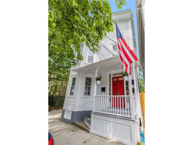 Experience the quintessential Newport lifestyle in this charming - photo 27