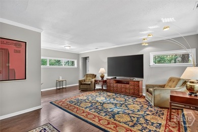 Welcome to this beautifully renovated 3-bedroom, 1-bath ranch - photo 5