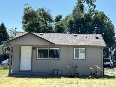 Nicely renovated 1 bedroom, 1 bath home with open kitchen and - photo 3