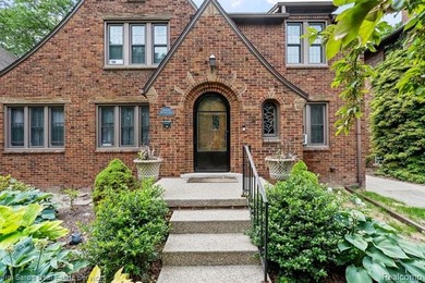 Welcome home to this timeless brick Tudor in the heart of Grosse - photo 2