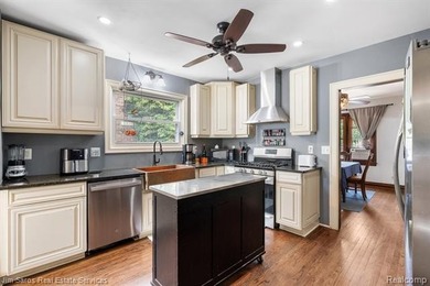 Welcome home to this timeless brick Tudor in the heart of Grosse - photo 4