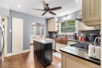 Welcome home to this timeless brick Tudor in the heart of Grosse - photo 5