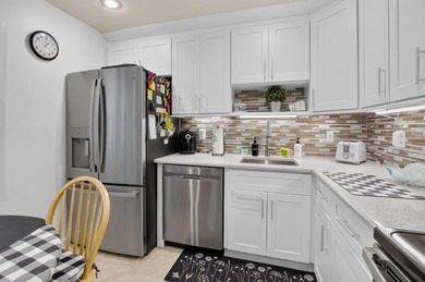 This charming 2 bedroom, 2 bathroom villa offers comfortable - photo 4