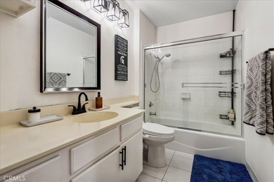 Move-in ready second-floor condo in the desirable Wrigley area - photo 11