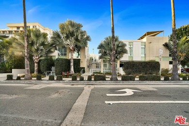 Move-in ready and fully-furnished townhome is well maintained - photo 2