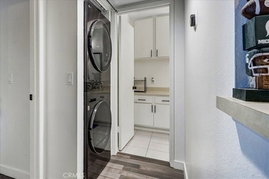 Move-in ready second-floor condo in the desirable Wrigley area - photo 12