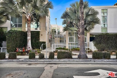 Move-in ready and fully-furnished townhome is well maintained - photo 3