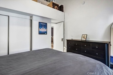 Move-in ready second-floor condo in the desirable Wrigley area - photo 13