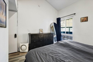 Move-in ready second-floor condo in the desirable Wrigley area - photo 14