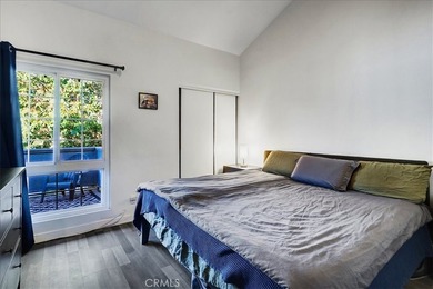 Move-in ready second-floor condo in the desirable Wrigley area - photo 15