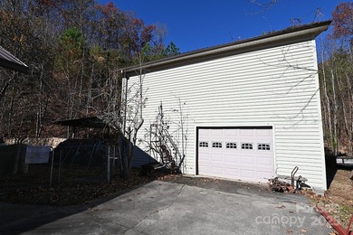 Waterfront living at its finest! This spacious 3-bedroom, 2-bath - photo 17