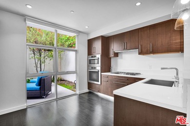 Move-in ready and fully-furnished townhome is well maintained - photo 8