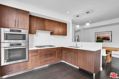Move-in ready and fully-furnished townhome is well maintained - photo 9