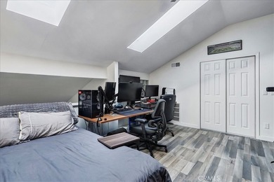 Move-in ready second-floor condo in the desirable Wrigley area - photo 19