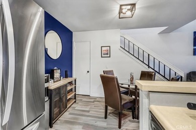 Move-in ready second-floor condo in the desirable Wrigley area - photo 24