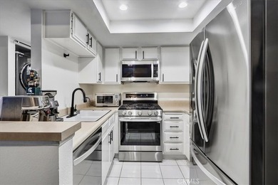 Move-in ready second-floor condo in the desirable Wrigley area - photo 25