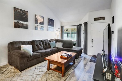 Move-in ready second-floor condo in the desirable Wrigley area - photo 30