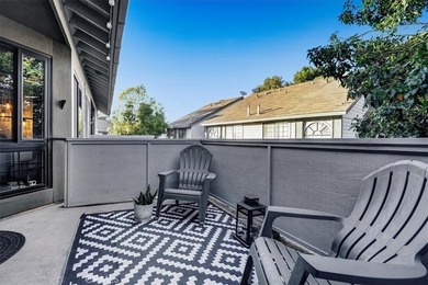 Move-in ready second-floor condo in the desirable Wrigley area - photo 33