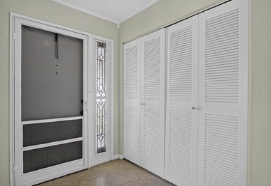 Welcome to this beautifully maintained villa in the desirable - photo 3