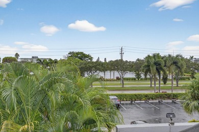 HOME SWEET HOME! Fully renovated penthouse condo right next to - photo 25