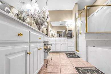 Lake life just got easier with this well-appointed condo - photo 32