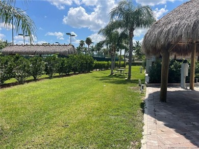 CALLING ALL PICKLE BALL PLAYERS! This beautiful lot has it all! - photo 4