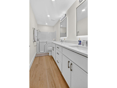 This beautifully remodeled and move-in ready 2- bedroom - photo 22