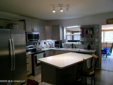 Well maintained 3bdrm 1.5 bath 1364 square foot home. New roof - photo 2