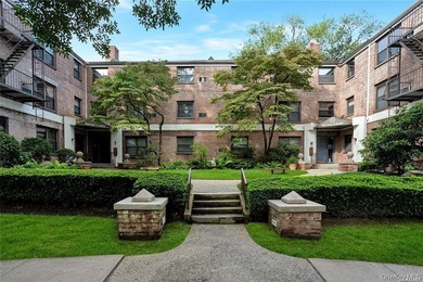 Motivated seller. Spacious top-floor 1-bedroom offering comfort - photo 1