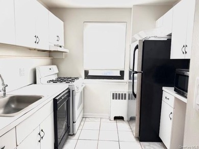 Motivated seller. Spacious top-floor 1-bedroom offering comfort - photo 2