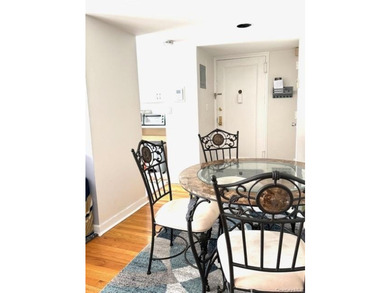 Motivated seller. Spacious top-floor 1-bedroom offering comfort - photo 3
