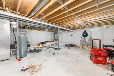 **Agent Owned** Taken down to the studs and rebuilt. This 3-bed - photo 45