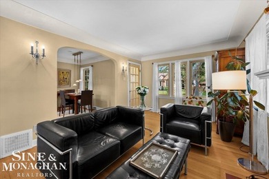 Meticulously cared for and rich in keeping of its 1930s design - photo 12