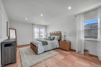 This charming 1 family home in Whitestone offers 3 bedrooms and - photo 12
