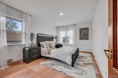 This charming 1 family home in Whitestone offers 3 bedrooms and - photo 14