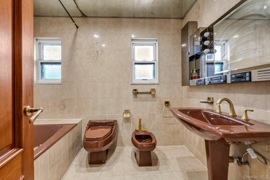 This charming 1 family home in Whitestone offers 3 bedrooms and - photo 16