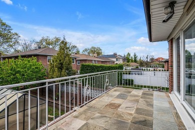 This charming 1 family home in Whitestone offers 3 bedrooms and - photo 17