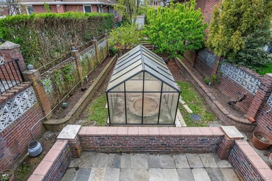 This charming 1 family home in Whitestone offers 3 bedrooms and - photo 18