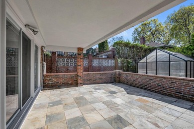 This charming 1 family home in Whitestone offers 3 bedrooms and - photo 19