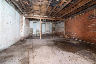 Commercial building offering 2,640 sq. ft. with extensive - photo 19