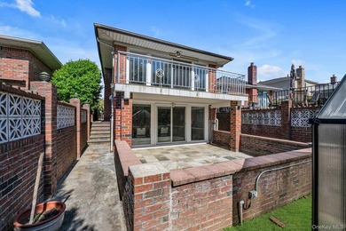 This charming 1 family home in Whitestone offers 3 bedrooms and - photo 20